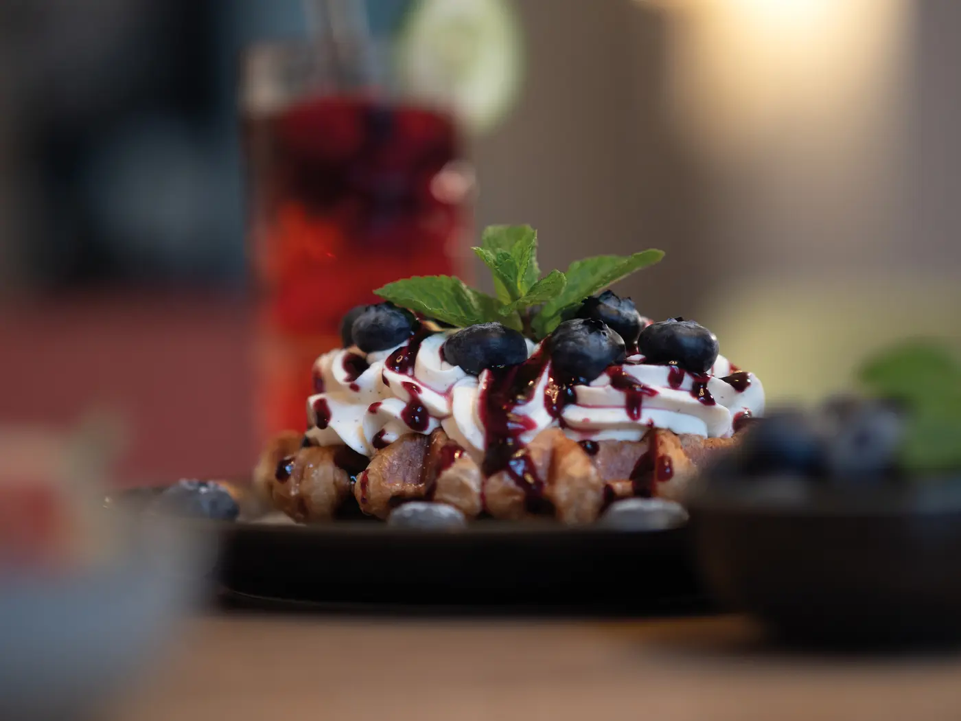Sweet Croffle Berry Mary mit Heidelbeeren und Rahm im Pförtnerhaus Basel