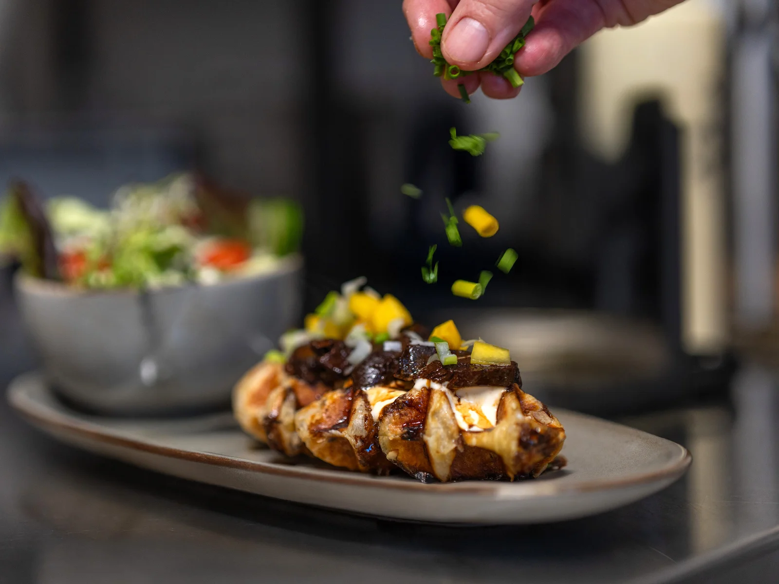 Croffle Japan Delight wird in der Küche mit Schnittlauch angerichtet