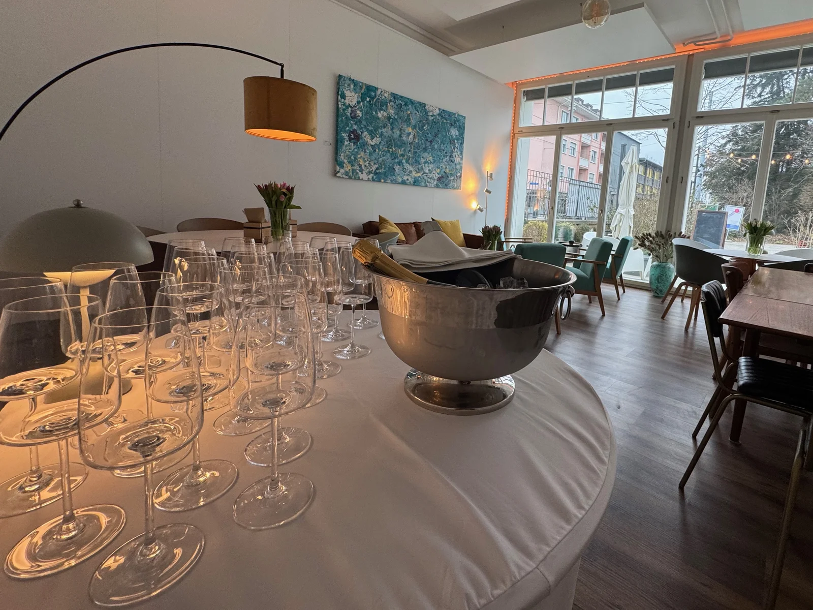 Eventraum im Pförtnerhaus mit Weingläsern und Champagner-Kübel, bereit für den Apéro