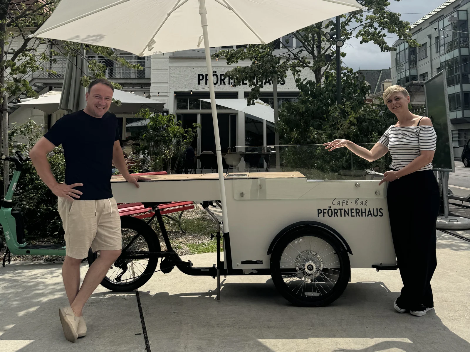 Diana und Michel Gysin am Croffle Bike vor dem Pförtnerhaus