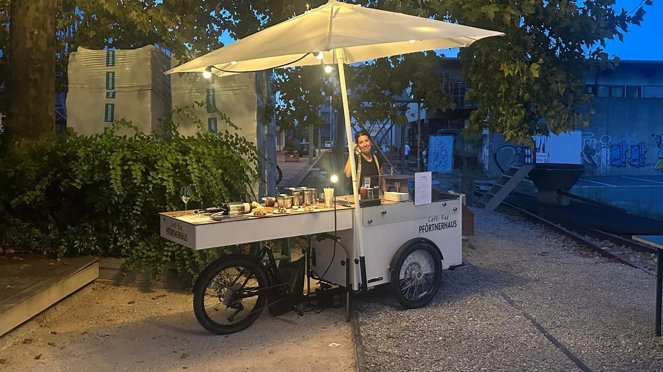 Das Croffle Bike mit Schirm und Crew im Abend-Einsatz