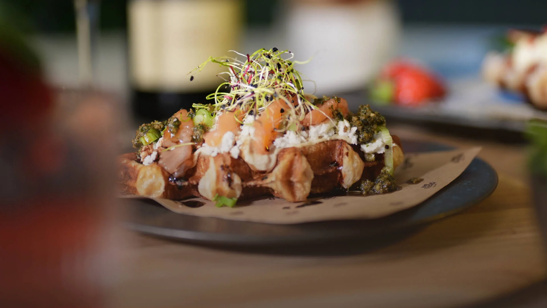 Croffle mit Lachs, frisch zubereitet im Pförtnerhaus Basel