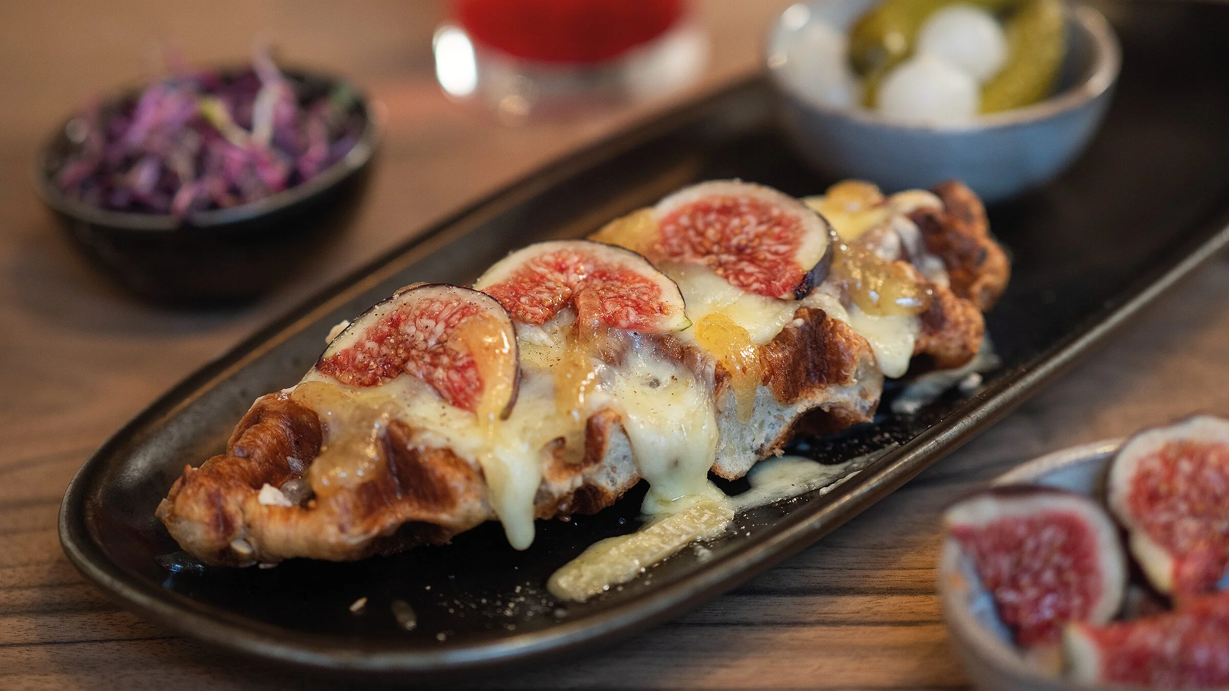 Raclette-Croffle mit Gletscherraclette und Feigen im Pförtnerhaus Basel