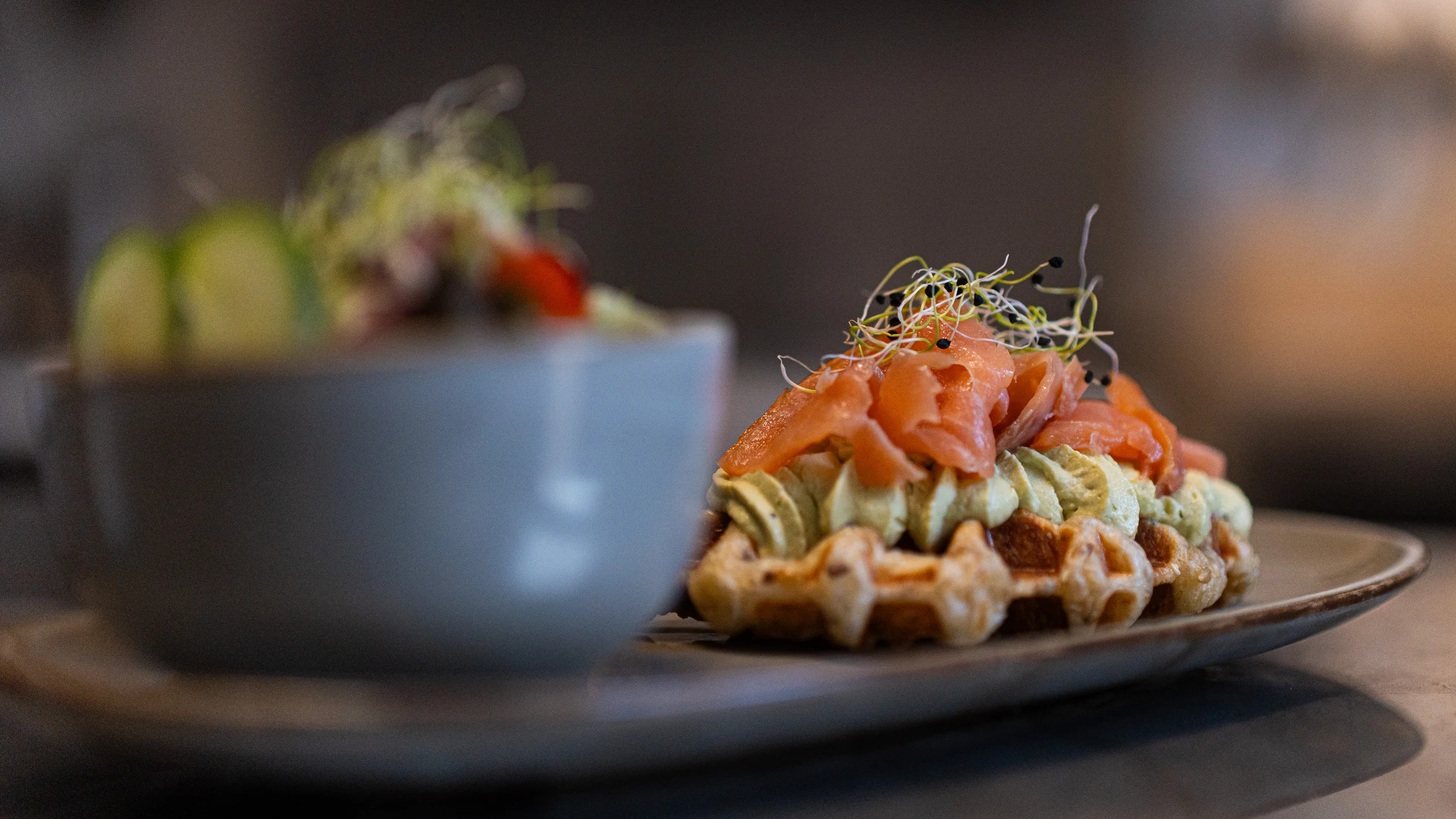 Green-Salmon-Croffle mit Rauchlachs und Avocado-Mousse im Pförtnerhaus Basel
