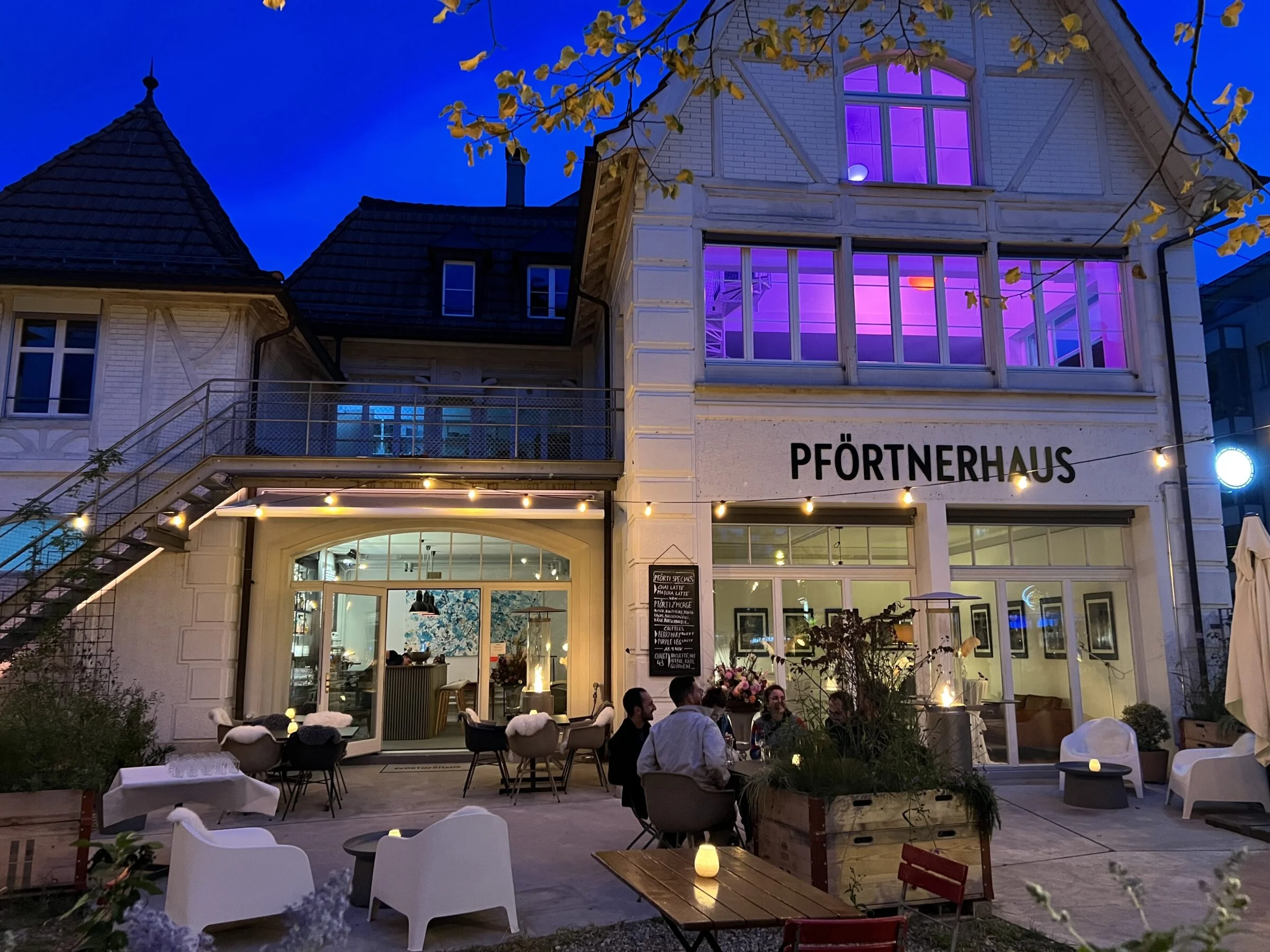 Café Bar Pförtnerhaus bei Nacht, Hardstrasse 43, Basel-Gellert