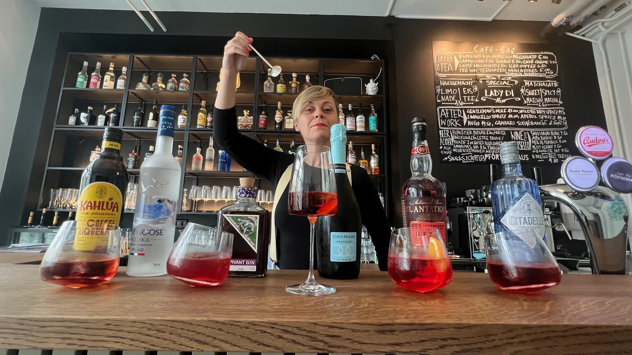 Diana Gysin rührt hinter der Bar im Pförtnerhaus einen Negroni an