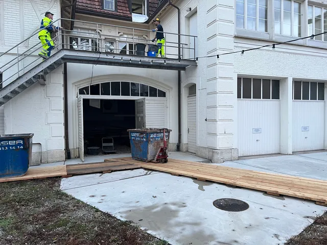Die Aussenansicht mit den alten Garagenboxen