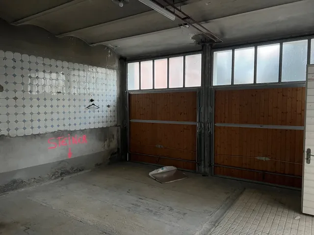Der Atelier-Raum mit der Wand aus Keramikkacheln