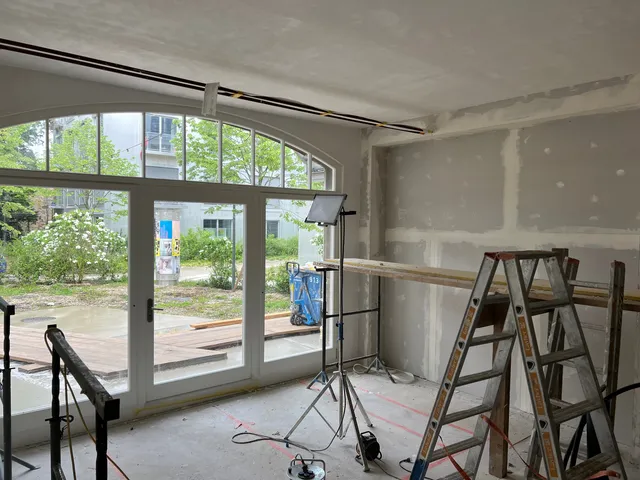 Die Fenster zum Barraum sind drin