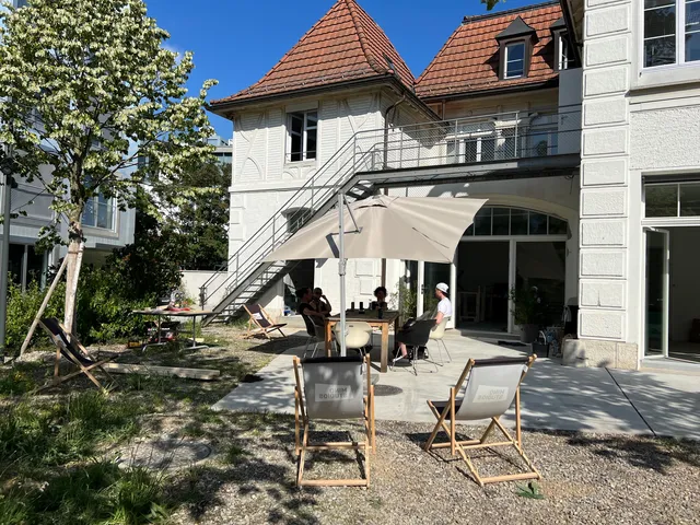 Pause auf der Baustelle, die Crew sitzt zwischen Werkzeug und Material