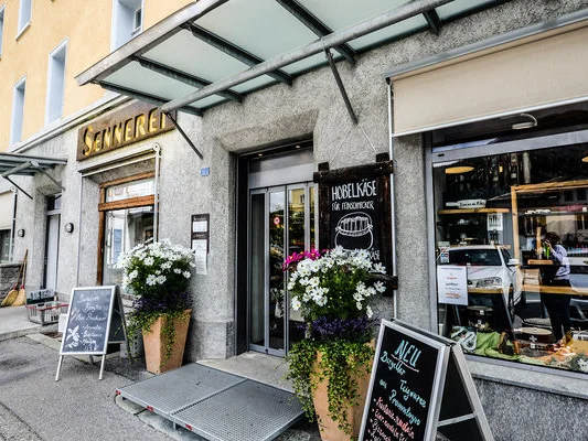 Die Sennerei Pontresina im Engadin, Ladenfront mit Eingang