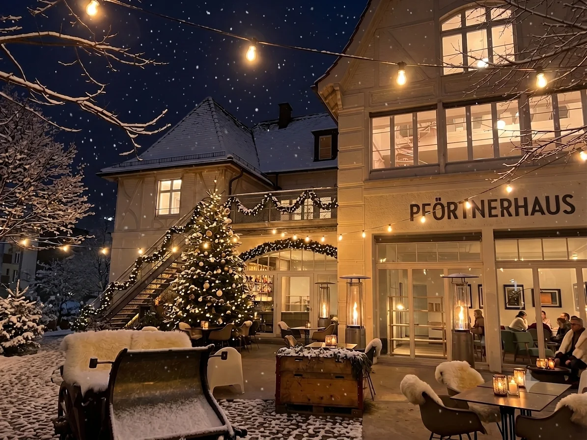 Visualisierung: das Pförtnerhaus im Advent mit Christbaum, Lichterketten und Schnee im Hof